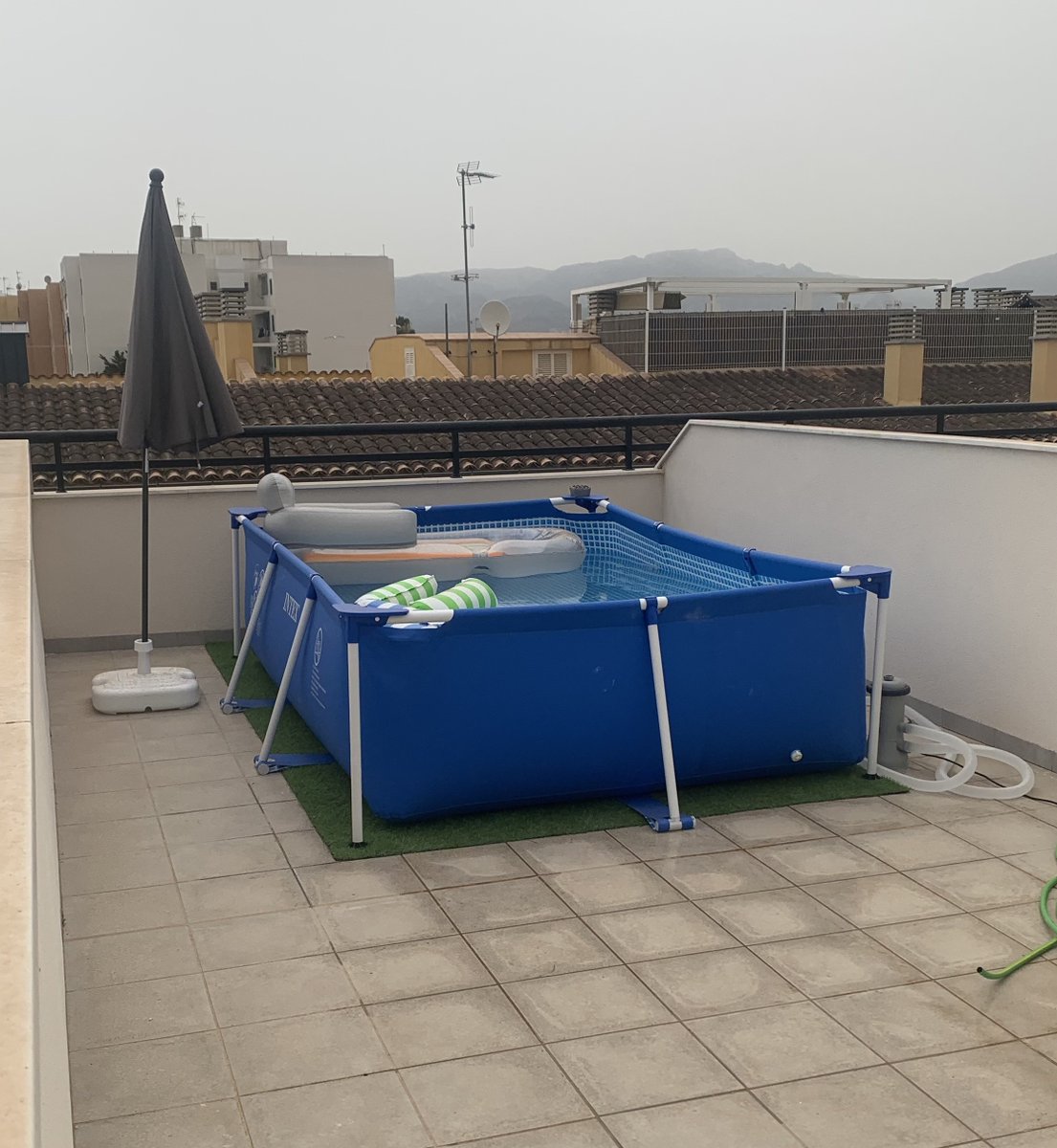 sp_ARqTec's tweet photo. Llega el verano y vuelven las consultas recurrentes (foto de hoy mismo al correo). Mi vecino ha montado esta piscina en el ático ¿hay peligro?... https://t.co/GCJxNTD3ud
