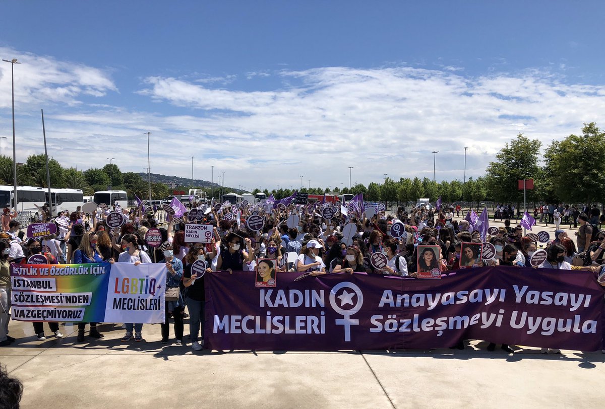 KadinCinayeti's tweet photo. Anayasayı, yasayı, sözleşmeyi uygula!

Maltepe’deyiz, İstanbul Sözleşmesi’nden #Vazgeçmiyoruz https://t.co/tE6dJKZ4TM