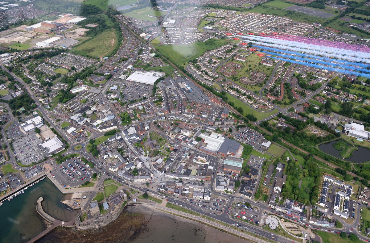 RFCANI's tweet photo. 𝚃𝙷𝙴 𝚁𝙴𝙳 𝙰𝚁𝚁𝙾𝚆𝚂 🇬🇧

@rafredarrows over Carrickfergus to celebrate #ArmedForcesDay. 

#SaluteOurForces: from regular &amp; reserves to service families, veterans and cadets!  #ReservesNI #CadetsNI ☘️ https://t.co/hSEYvZ5TdH