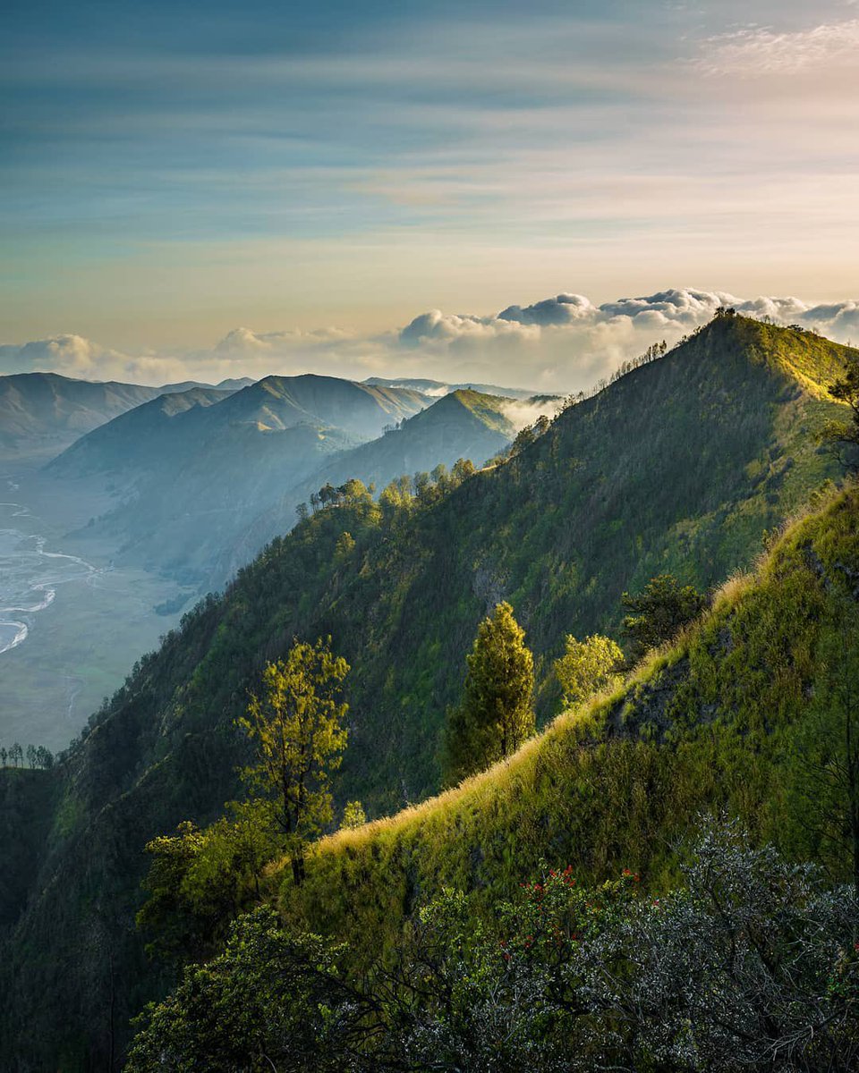 wonderfulid's tweet photo. Ready for an epic adventure in Kingkong Hill??
This aerial shot showcases the hilly terrain and sweeping greenery of Taman Nasional Bromo Tengger Semeru in East Java. Experience a spectacular sunrise here!

📸 IG: skysoultan

#FromIndonesiawithLove #WonderfulIndonesia https://t.co/iMiG01EL8k