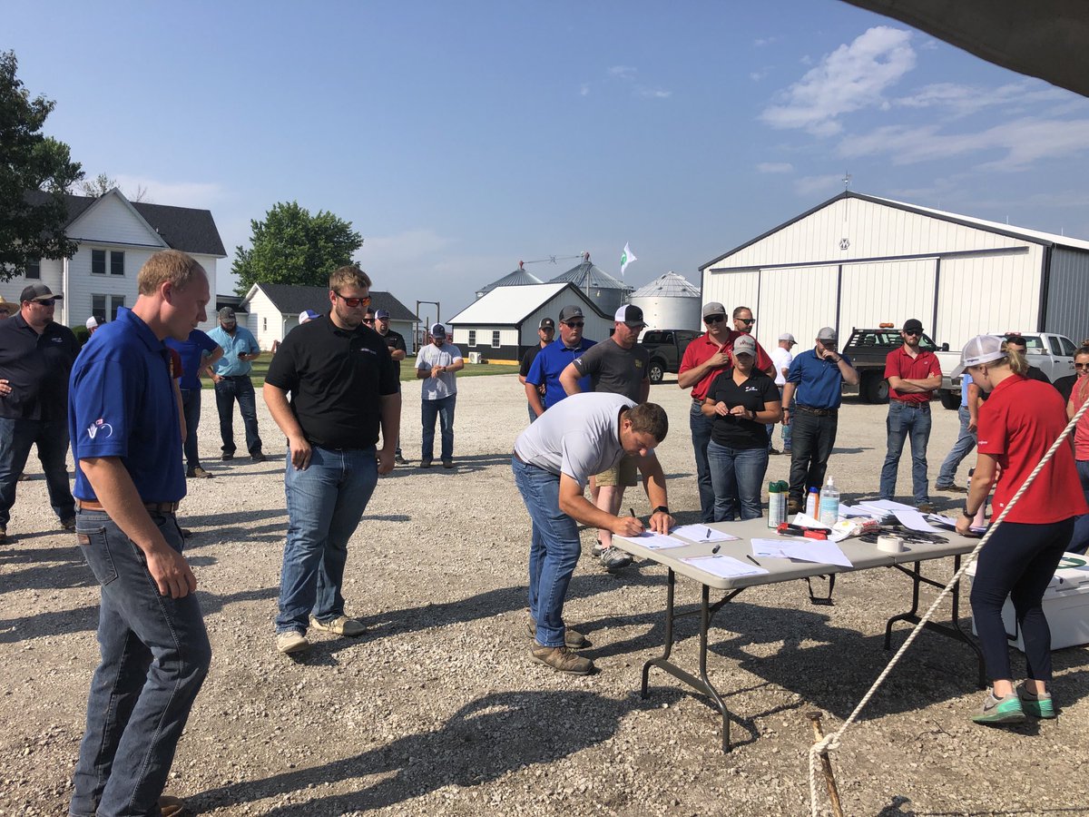 tk_nkagronomy's tweet photo. Big  crowd at the GROWMARK ⁦@NKSeeds⁩ “Young Guns” training at the Syngenta Farm of the Future. Thanks o the Northern Illinois Member Companies for participating. https://t.co/tGwTthvx81