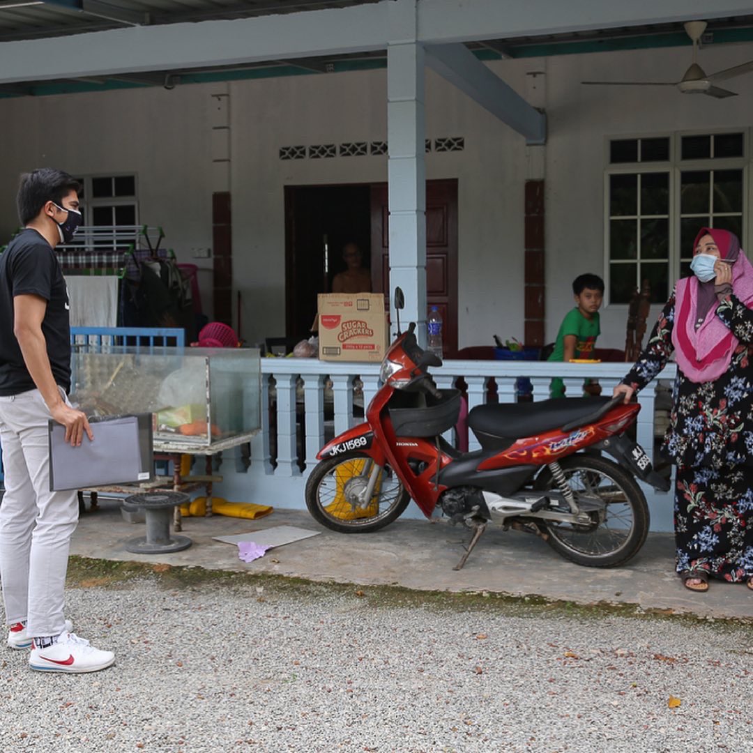 SyedSaddiq's tweet photo. Lebih 900 keluarga di Muar berjaya didaftarkan untuk vaksin.

Kami pergi rumah ke rumah.

Setiap hari kami bergerak untuk pujuk warga kampung untuk terima vaksin.

Tak cukup di Social media, we must take the battle to the rural heartlands to convince everyone to be vaccinated. https://t.co/zkEuI9Xa8v
