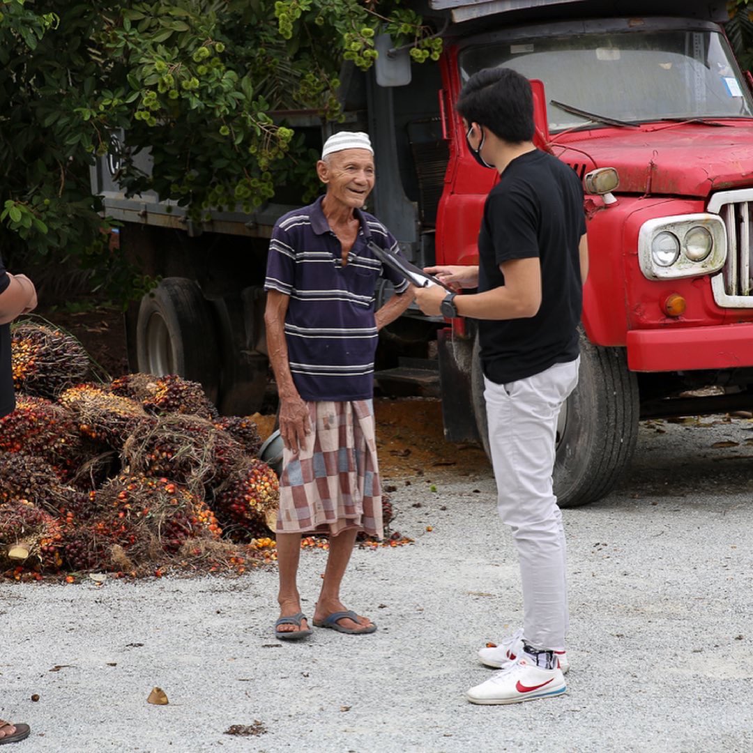 SyedSaddiq's tweet photo. Lebih 900 keluarga di Muar berjaya didaftarkan untuk vaksin.

Kami pergi rumah ke rumah.

Setiap hari kami bergerak untuk pujuk warga kampung untuk terima vaksin.

Tak cukup di Social media, we must take the battle to the rural heartlands to convince everyone to be vaccinated. https://t.co/zkEuI9Xa8v