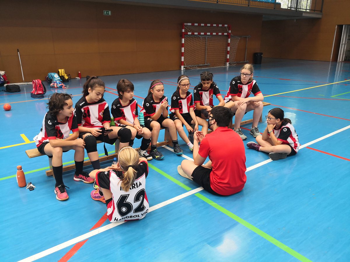 HandbolVic's tweet photo. Les nostres noies de l'#alevífemení posen tb fi a una espectacular temporada empatant a l'#Ausoneta contra l'@HVilamajor (8:8). Partit súper igualat fins i tot en el global de gols (41 a 40).
Impressionant creixement en joc de les nostres. Felicitats!
@CEVORI #orgullósdeserdelVic https://t.co/UPCMYZwSTG
