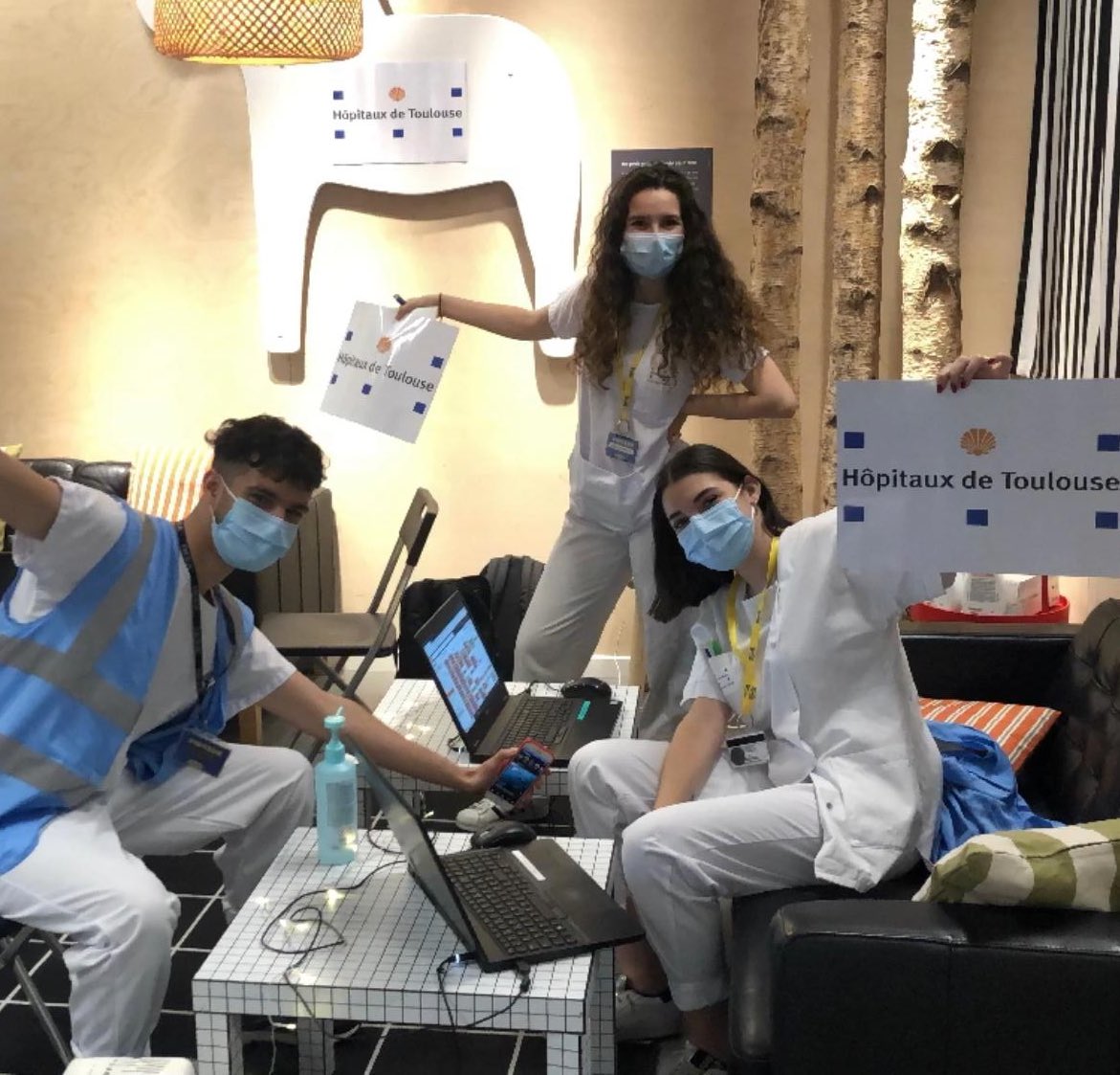 JulieOudet's tweet photo. Aujourd’hui, les supers équipes de #Pioupioumobile répondent à vos questions concernant la #Vaccination et vous prennent rdv dans le centre de votre choix en Haute-Garonne. 
Allez les rencontrer dans les centres commerciaux de Balma, Blagnac, Portet, Roques (+Ikea) &amp; St Orens. https://t.co/ZRfNST8DzP