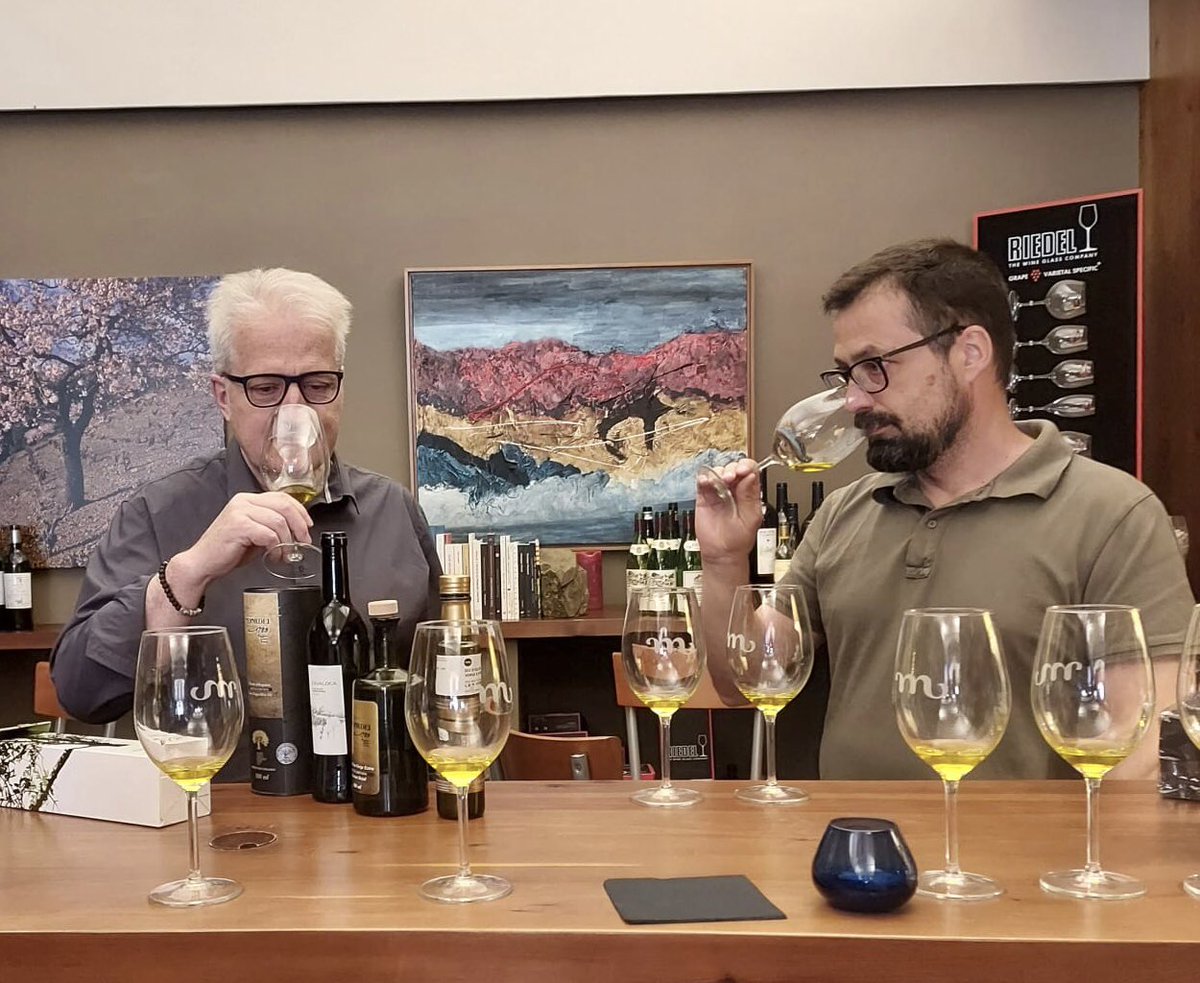 pinoflash's tweet photo. Un matí complert.
Tastant olis de @priordei #Cavaloca i @CellerMasroig a #AguiloVinateria #Prioratenoturisme https://t.co/ecr70GXUoR