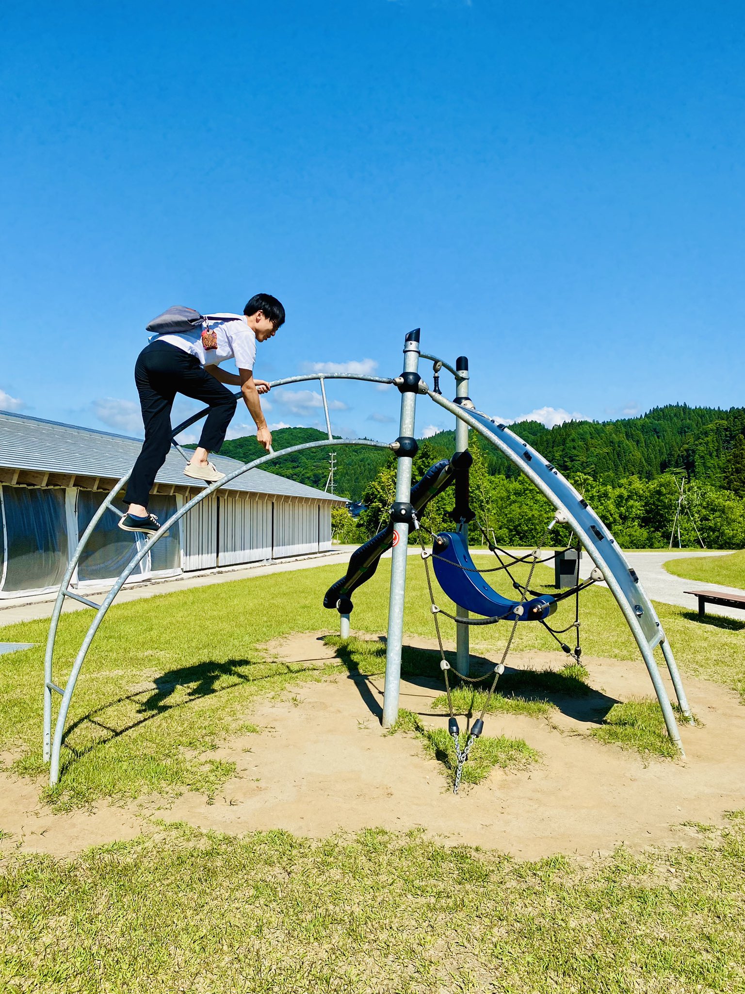 Mio Umenaka 旅する建築家 道の駅おおゆ とおっと 田舎を走っていたら隈建築が唐突に現れてびっくりする ゆっくりさせてもらったので 心ばかりですがお金を落としてきました どなたかに鹿角産のドライフルーツが届きます 投げ銭ハネムーン