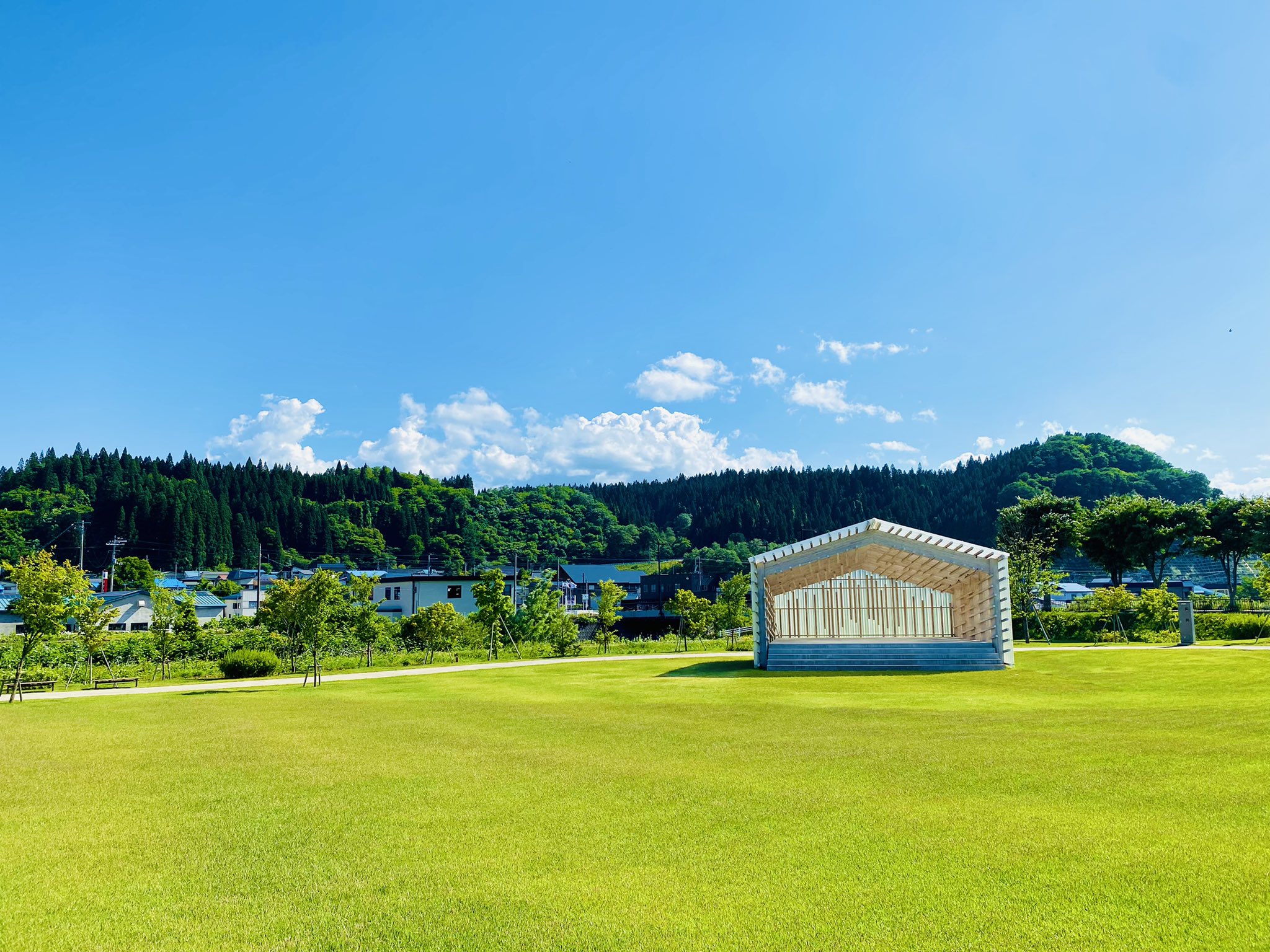 Mio Umenaka 旅する建築家 道の駅おおゆ とおっと 田舎を走っていたら隈建築が唐突に現れてびっくりする ゆっくりさせてもらったので 心ばかりですがお金を落としてきました どなたかに鹿角産のドライフルーツが届きます 投げ銭ハネムーン