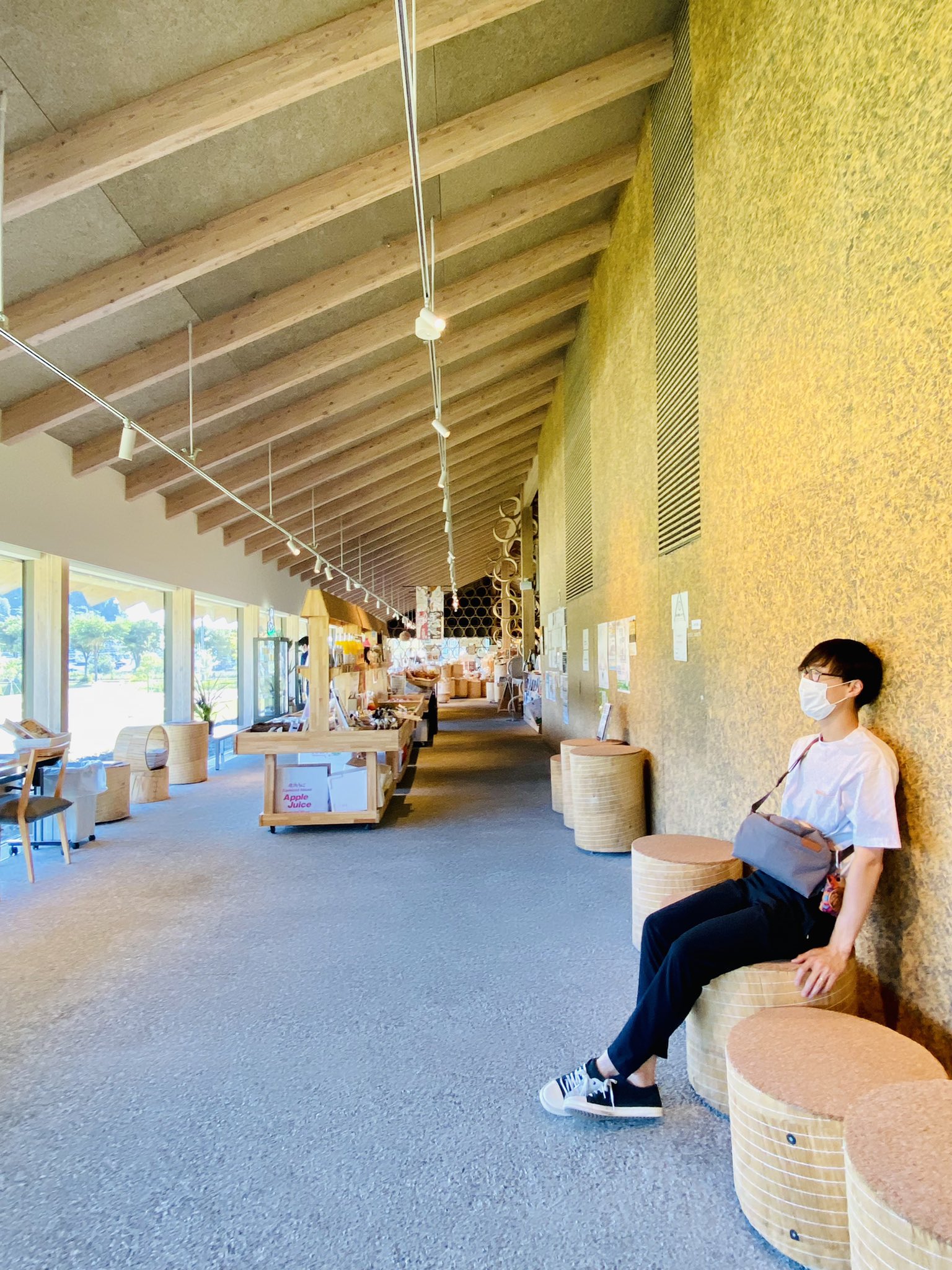 Mio Umenaka 旅する建築家 道の駅おおゆ とおっと 田舎を走っていたら隈建築が唐突に現れてびっくりする ゆっくりさせてもらったので 心ばかりですがお金を落としてきました どなたかに鹿角産のドライフルーツが届きます 投げ銭ハネムーン