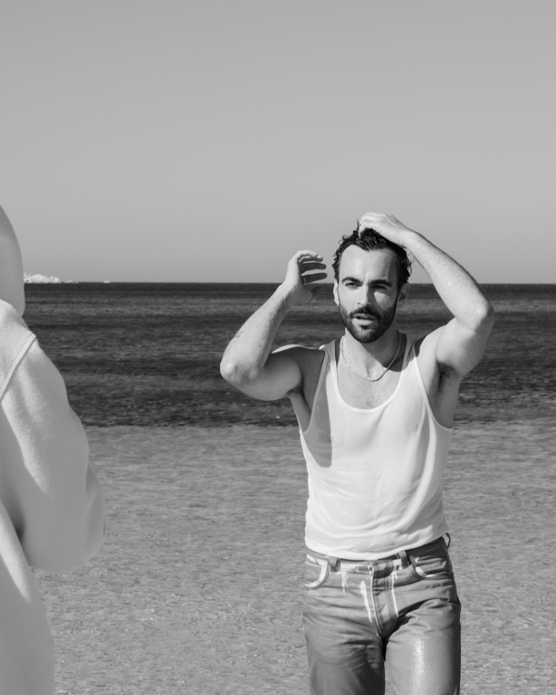 mengonimarco's tweet photo. Purtroppo da questa foto non si vedono gli iceberg. C’è del professionismo secondo me. Lunedì alle 14 esce il videoclip di #MaStasera https://t.co/CjokJ6rFwk
