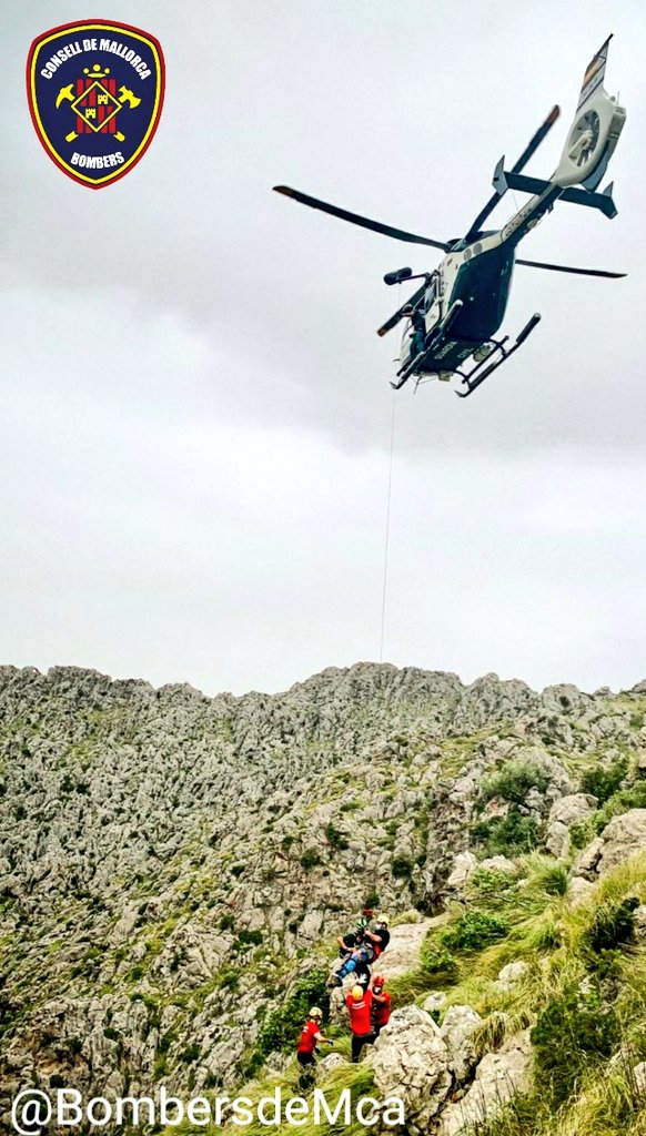 BombersdeMca's tweet photo. Avui dematí hem fet un rescat i primera assistència sanitària a un excursionista amb un fort cop al genoll al torrent de Pareis. 

Evacuació amb el #CUCO de la @guardiacivil a @SonEspases @SAMU061IB https://t.co/emhL67empY
