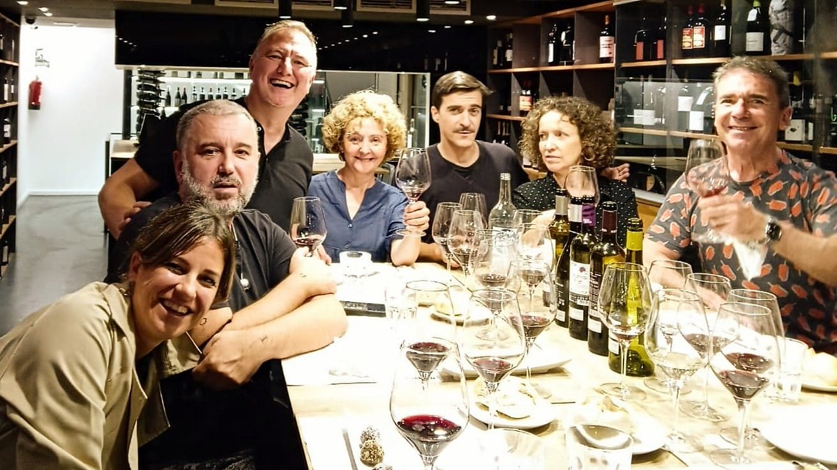 latavina's tweet photo. Una cata de película la que disfrutamos en #latavina con unos invitados muy especiales, los ponentes de #guionlab #lariojadecine #filmcommissionlarioja @lariojaorg 
Grandes profesionales del cine #santiagotabernero @aliciluna @danielafejerman @felixsabroso #borjaechevarria https://t.co/dafd6VO0d1