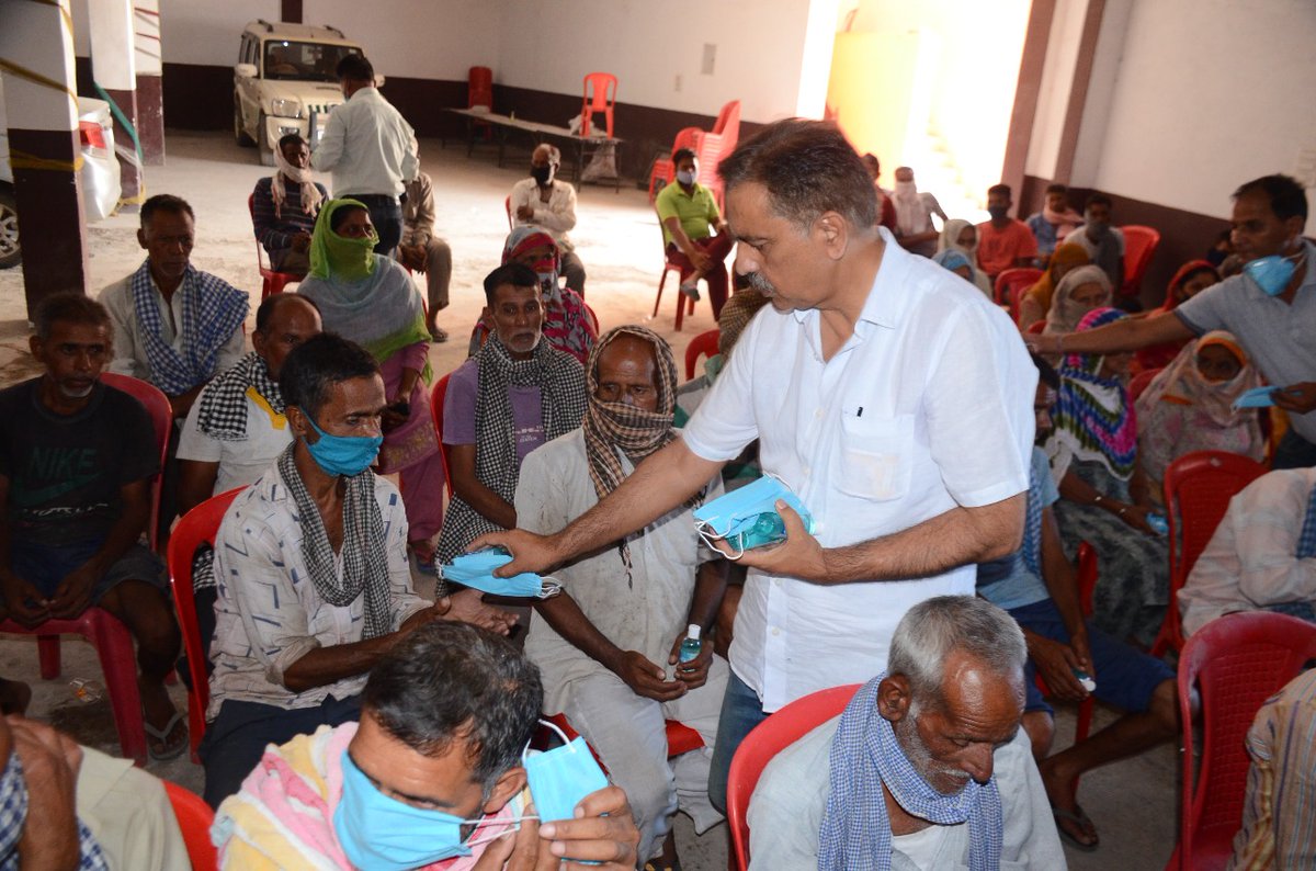 INCJammuKashmir's tweet photo. On the occasion of Shri Rahul Gandhi ji's Birthday, DCC Kathua led by JKPCC Secretary Pankaj Dogra distributed ration kits, sanitizers &amp; masks to the needy ones.
#HappyBirthdayRahulGandhi https://t.co/0uh82fD30n