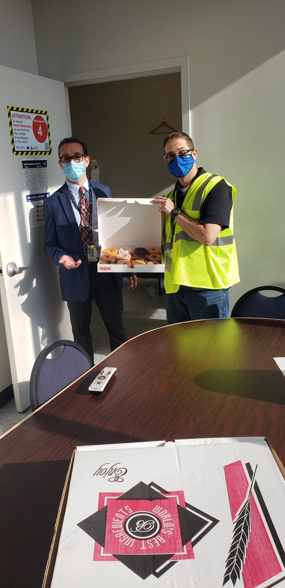 EWR@weareunite Leadership Team @rodney20148 @susannesworld 💙💙Thanking our employees for their hard work. We 🍩 DONUT know what we would do without YOU! 🤗Thank you for all you do every day, every flight,every customer👏👏👏 @RRadicsRuns @laxdad99 @deck_68 @MikeHannaUAL