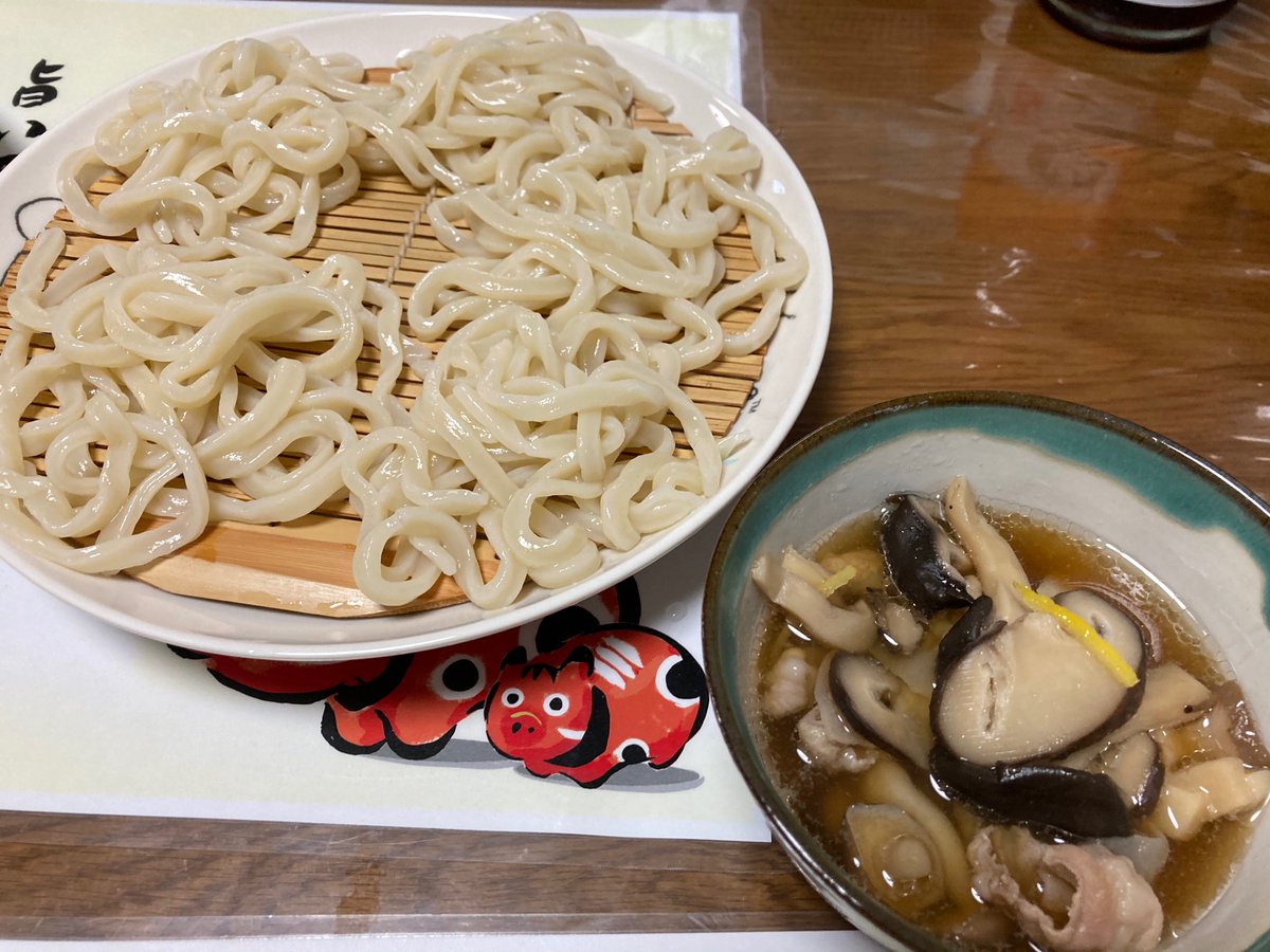 miocel's tweet photo. #うどんラボ 先月の #つるぴかり を武蔵野風に、豚バラとキノコのつけうどんで。柚子皮を忍ばせて。ムッチリモッチリの力強い麺に、強めの味の具沢山なつけ汁が合うよ。ちなみに今月のうどんは明日届きます。楽しみ。 #UDONLAB #武蔵野うどん https://t.co/uByaAkGAEi