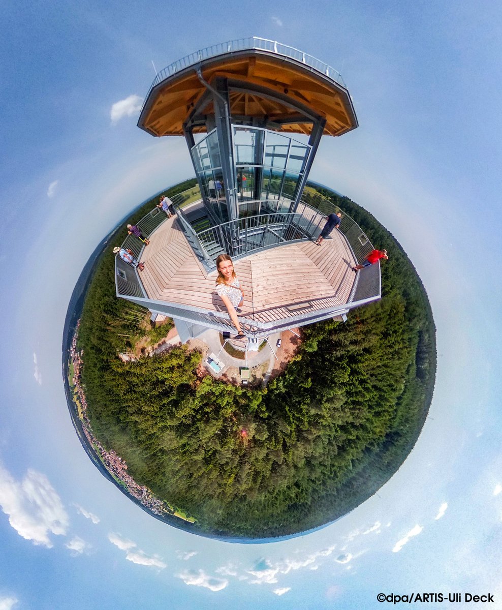 Aussichtsturm „Himmelsglück“ in Schömberg im Schwarzwald. Foto COPYRIGHT: dpa/ARTIS-Uli Deck @gluecksgemeinde  #aussichtsturm#tourismus#himmelsglück#schömberg#360grad#littleplanet#schwarzwald#blackforest'ausblick#nordschwarzwald#landkreiscalw#konstruktion#badenwuerttemberg