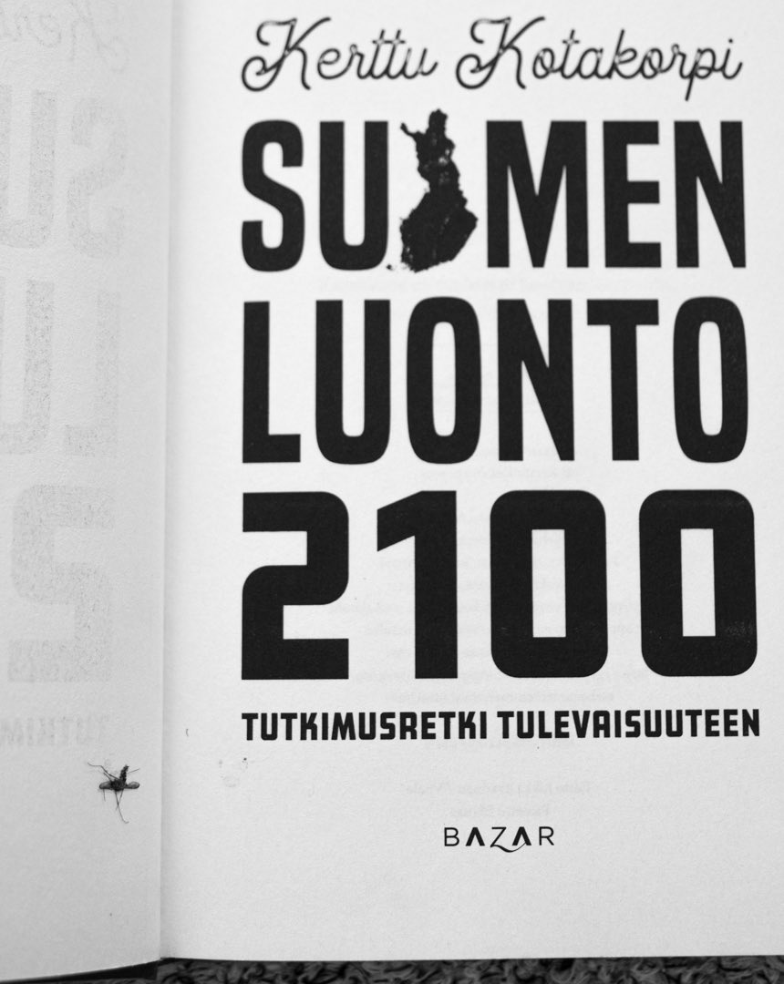 Lainasin kirjastosta Suomen luonto 2100 -kirjan. Heti ekan aukeaman välistä löytyi litistetty hyttynen. ⁦@KKotakorpi⁩ Onks tää joku nerokas ja konkreettinen tehokeino kuvaamaan hyönteiskatoa? 🤔