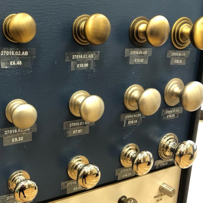 SDSLondon's tweet image. Beautifully designed cupboard knobs on different roses shown here from our display in our Northcote Road showroom.
.
.
#cupboardknobs #cabinethardware #cabinetry #handles #cupboardhandles #interiorinspo