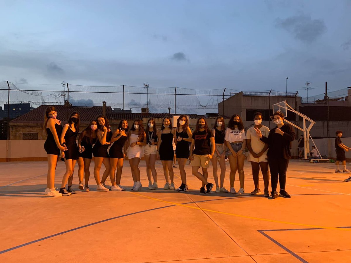 epiasabadell's tweet photo. Divendres dia 18 de juny, 2n d’ESO vàrem acomiadar el cicle celebrant un vespre diferent. Els monitors de l’Esplai de l’escola van dinamitzar jocs i balls durant tres hores que ens van passar volant!
#2NESOPIASABADELL
#ESCOLAPIASABADELL https://t.co/hMJrMTx26j