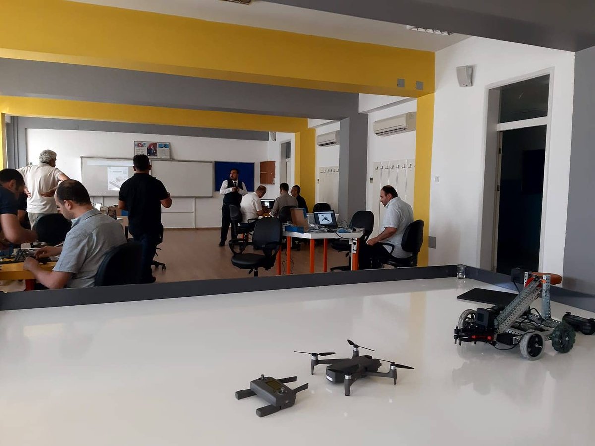 antakyatobbaihl's tweet photo. ROBOTİK KODLAMA EĞİTİMLERİ 

Antakya TOBB Anadolu İmam Hatip Lisesi FSB Proje Okulumuzda Okulumuz Öğretmenlerine Robotik Kodlama  #VEXRobotics eğitimleri başladı.
Ayrıca Okulumuz  Öğrencileri Bu Projeyle  #EducatHUB platformunu kullanarak eğitimler alacaklar https://t.co/WUSlVuedp4