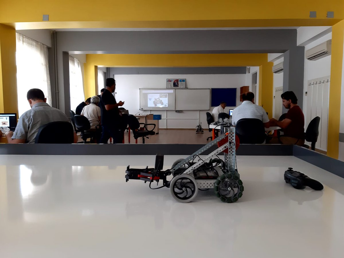 antakyatobbaihl's tweet photo. ROBOTİK KODLAMA EĞİTİMLERİ 

Antakya TOBB Anadolu İmam Hatip Lisesi FSB Proje Okulumuzda Okulumuz Öğretmenlerine Robotik Kodlama  #VEXRobotics eğitimleri başladı.
Ayrıca Okulumuz  Öğrencileri Bu Projeyle  #EducatHUB platformunu kullanarak eğitimler alacaklar https://t.co/WUSlVuedp4