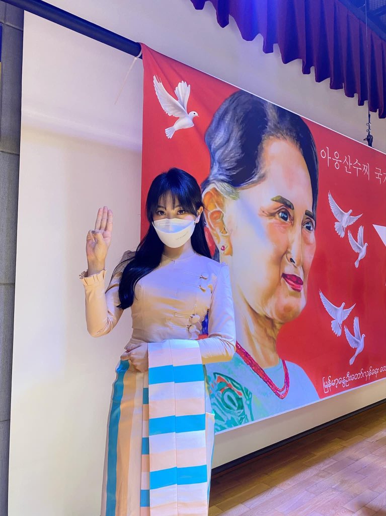 hannayuri_twt's tweet photo. Praying Ceremony for Daw Aung San Suu Kyi's 76th birthday on June 19.
We prayed for her good health and speedy release from the regime’s detention.

ဗေဒါပျံ အံကိုခဲ ပန်းပန်လျက်ပဲ🌹

#76FlowerStrike #June19Coup #WhatsHappeningInMyanmar https://t.co/G8bOqILOX9