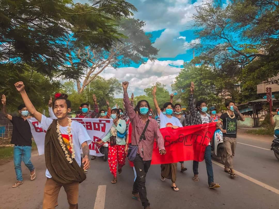 LeeDam_3's tweet photo. Famous Mya Taung strike marched to denounce the Military Dictator on June 19.
FREEDOM FROM FEAR

#76FlowerStrike
#June19Coup
#WhatsHappeningInMyanmar https://t.co/VCGaltJkkX