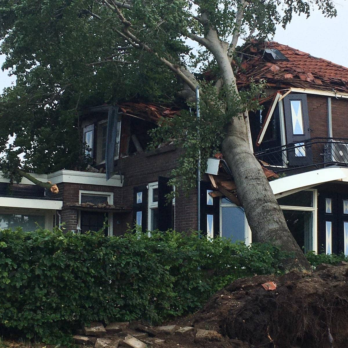 Gister en vandaag staan wij Leersum bij bij het veiligstellen van de ontstane schade door de enorme windhoos die gistermiddag over het dorp ging. Wij wensen alle getroffenen heel veel sterkte toe.
 
📆 18&amp;19-06-2021
🚨 Uitruk 66 
🚒 RV5252 TS5234
📍 Leersum
#vrijwilligers