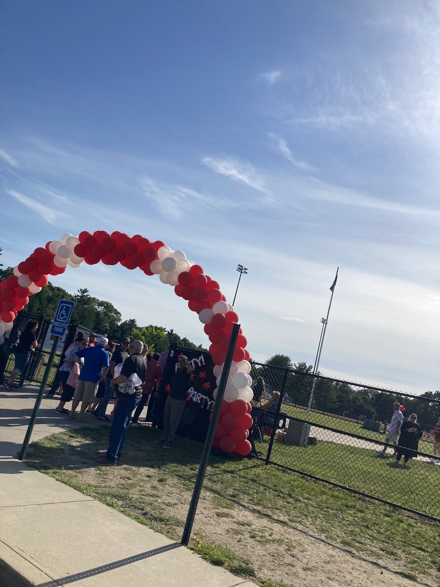 OakersCla's tweet photo. Congrats to CHS class of 2021!! 🐘❤️ especially our very own!! @CoventryOakers @coventryschools  #oakernation https://t.co/sE4NW1oCHh