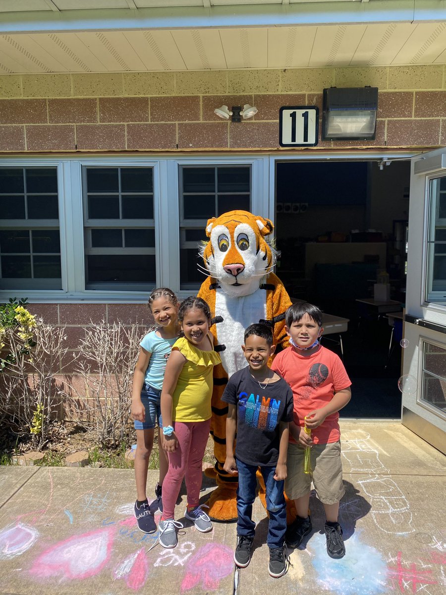 LDS_MrsRamos's tweet photo. Last day of school. We had so much fun!! Mrs. Ramos bilingual kiddos @DonovanSchool @LDS_MrsRamos @LDS_MrsGonzalez @JennBenbrook @LDS_Supervisor # https://t.co/VdaylXSBpX