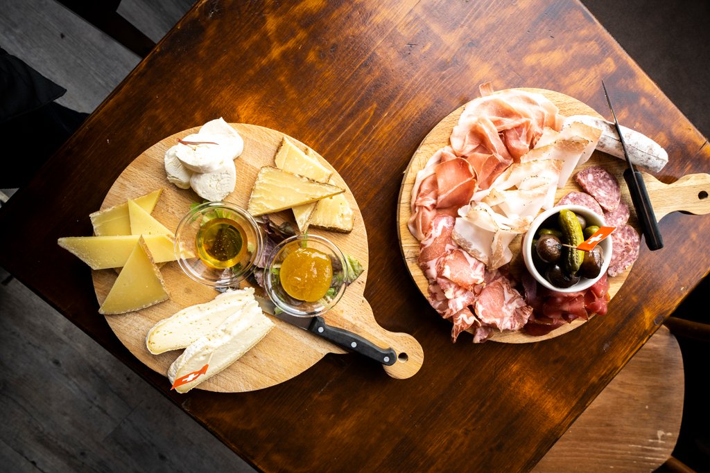 MySwitzerland_e's tweet photo. #ExcursionTip: Food & Wine Tour in Lugano @ticinoturismo! On this guided tour through the centre you will make several stops along the way to sample delicious Ticino specialities and dishes from the region. https://t.co/KXqZ7tZZhH https://t.co/3fYimrv2bW
