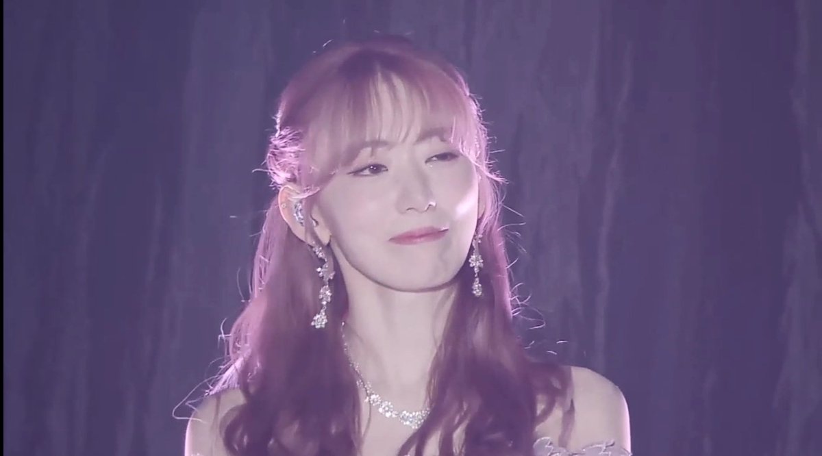 miulovesaku's tweet photo. Irónicamente crecí siguiendo a Sakura y ahora mismo me es difícil no llorar al verte en el escenario tan bonita, tan brillante como solo tu sabes.
Felicidades por tu graduación Sakura, prometo que sin importar que decidas hacer te voy a seguir siempre

#宮脇咲良卒業コンサート https://t.co/eiWSo2DZC0