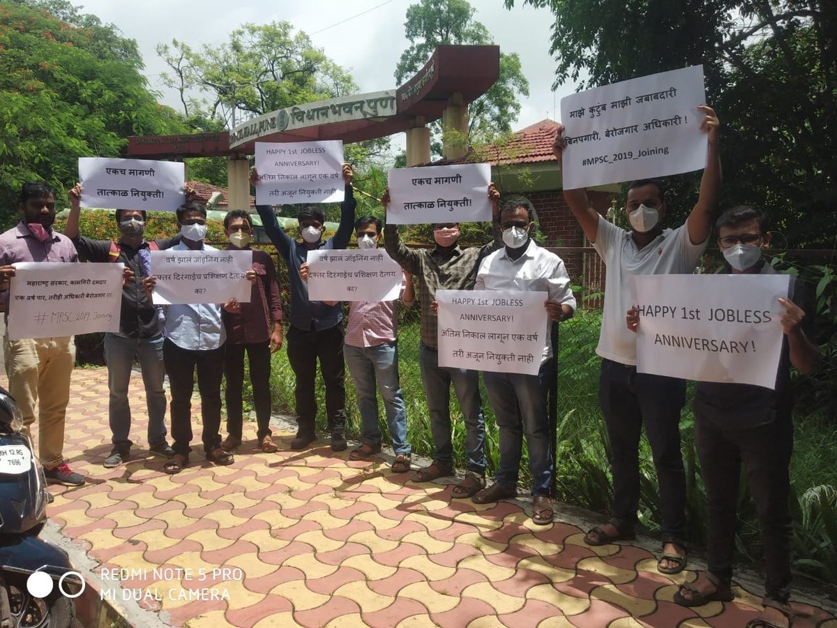 ganeshapol's tweet photo. या फोटोतील प्रत्येकाकडे उपजिल्हाधिकारी/तहसिलदार/BDO आणि इतर पोस्ट आहेत. MPSC 2019चा फायनल रिझल्ट जाहीर होऊन आज (19जून) एक वर्ष होतंय. गेल्यावर्षी याच दिवशी ही मुलं गुलालाने माखली होती. त्यांच्या आईवडिलांचा आनंद गगणात मावत नव्हता. पण अशा 413 उमेदवारांना नियुक्तीच दिली नाहीये.#MPSC https://t.co/KcDb8wuLZG