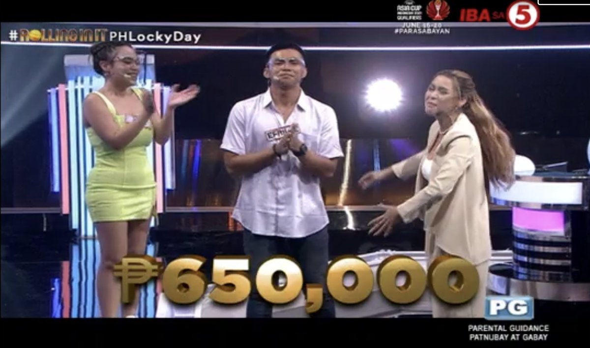 TV5manila's tweet photo. Congratulations, Kim at Efrille! 👏🏻

#RollingInItPHTV5
#RollingInItPHLockyDay 
#IBAsa5 https://t.co/CydAkVOgTP