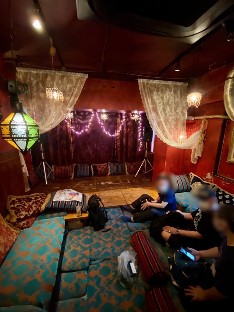nakasou's tweet photo. ★2021.6.19
Bon Clubデビューライブ「天地共創」
(新宿ゴールデン街 クリシュナ)
ボンクラのイメージぴったしのバーでお披露目ライブ😆✨地○人以来5年ぶりのmoguさんでした+前の相方さんも見に来てて嬉しみ大😌✨戦利品はライブ中にばらまかれたニセ札も!?
#ボンクラ #BonClub https://t.co/whU6KOnstY