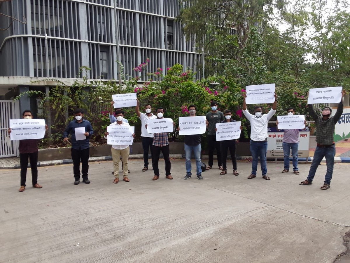 ganeshapol's tweet photo. या फोटोतील प्रत्येकाकडे उपजिल्हाधिकारी/तहसिलदार/BDO आणि इतर पोस्ट आहेत. MPSC 2019चा फायनल रिझल्ट जाहीर होऊन आज (19जून) एक वर्ष होतंय. गेल्यावर्षी याच दिवशी ही मुलं गुलालाने माखली होती. त्यांच्या आईवडिलांचा आनंद गगणात मावत नव्हता. पण अशा 413 उमेदवारांना नियुक्तीच दिली नाहीये.#MPSC https://t.co/KcDb8wuLZG