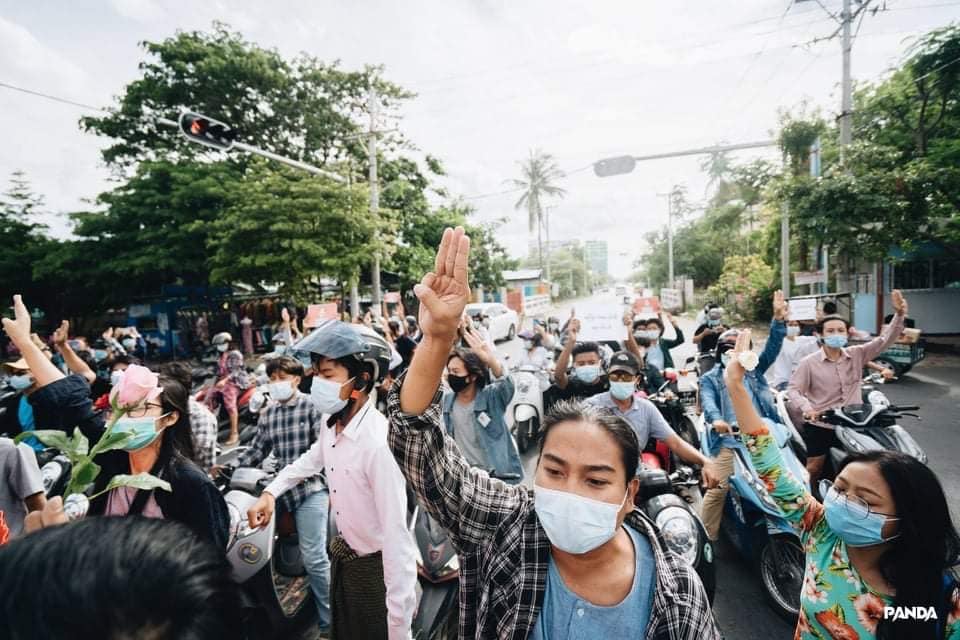VoicesSpring's tweet photo. Protest Note 1
#June19Coup 
#FlowerStrike 

Mandalay and its super crowd in 139th day of #SpringRevolution . Today is 76th Brithday of Aung San Suu Kyi and flower are the signature that is representing her.

#WhatsHappeningInMyanmar https://t.co/ykSGGraesX