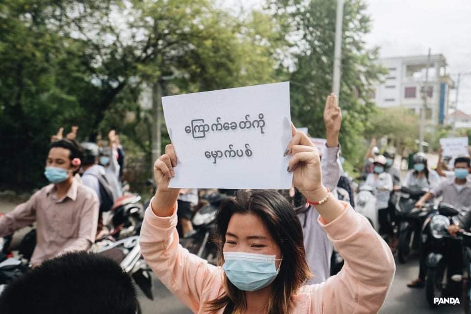 VoicesSpring's tweet photo. Protest Note 1
#June19Coup 
#FlowerStrike 

Mandalay and its super crowd in 139th day of #SpringRevolution . Today is 76th Brithday of Aung San Suu Kyi and flower are the signature that is representing her.

#WhatsHappeningInMyanmar https://t.co/ykSGGraesX