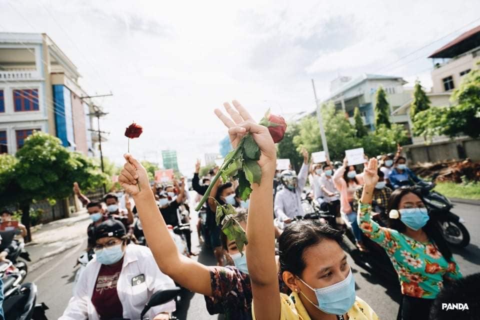 VoicesSpring's tweet photo. Protest Note 1
#June19Coup 
#FlowerStrike 

Mandalay and its super crowd in 139th day of #SpringRevolution . Today is 76th Brithday of Aung San Suu Kyi and flower are the signature that is representing her.

#WhatsHappeningInMyanmar https://t.co/ykSGGraesX