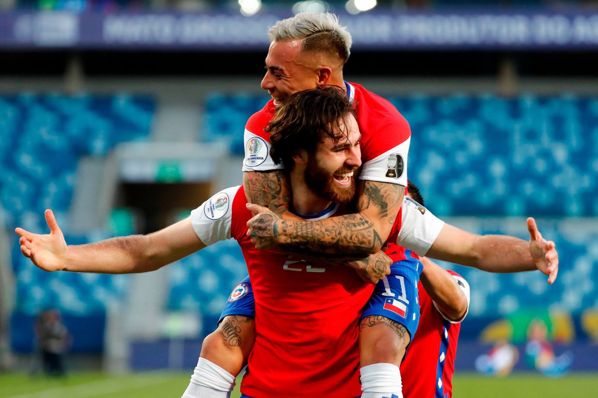 Rovers's tweet photo. 🗣 Eduardo Vargas: "We get along well with Ben. We don't know his language, he doesn't know how to speak Spanish either, but we understand each other very well on the pitch."

📸 @benbreo 🇨🇱

#Rovers 🔵⚪️ https://t.co/k7wpLzlF3A