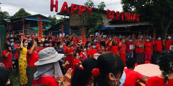 VoicesSpring's tweet photo. Protest Note 2
#June19Coup 
#FlowerStrike 

Phar Kant in Red.
Beautiful Beautiful Beautiful.

#WhatsHappeningInMyanmar 
#SpringRevolution https://t.co/IC38Vp3TI0