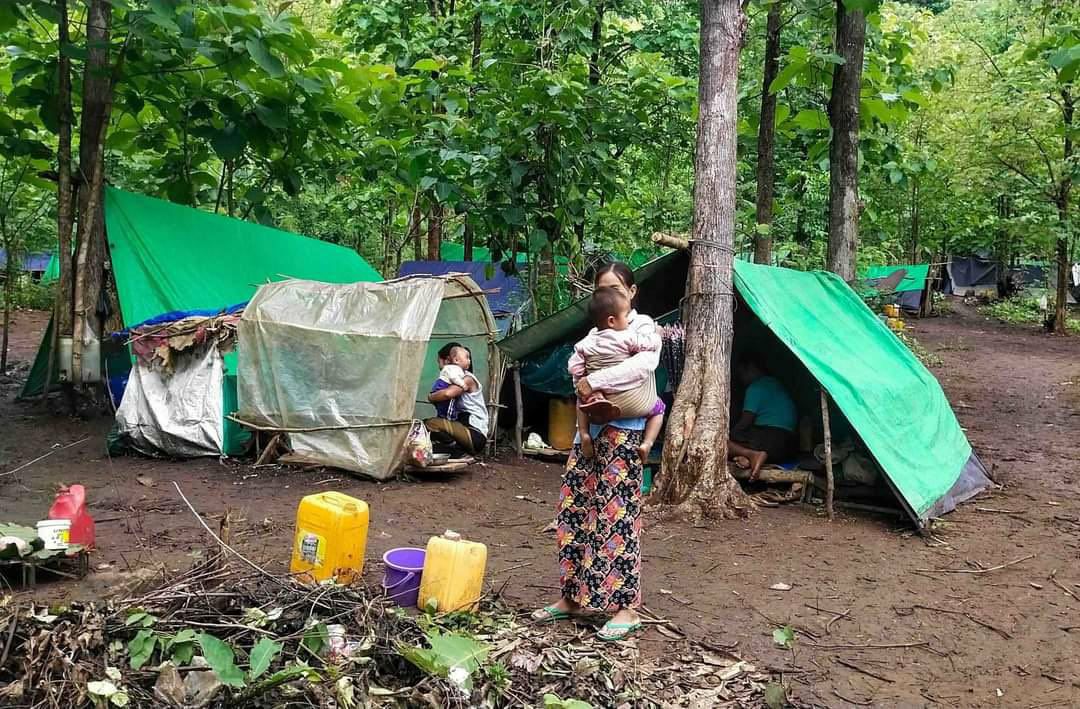 ChanChan12a's tweet photo. More than 100,000 people, including children and the elderlies in Kayah, are once again displacing due to air bombardment of SAC terrorists these days. They are in need of urgent help. 
FREEDOM FROM FEAR #WhatsHappeningInMyanmar #June19Coup #76FlowerStrike https://t.co/odzwt519kH https://t.co/wjLDIdwco3