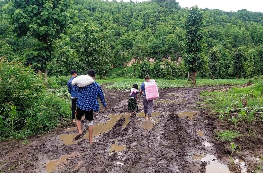ChanChan12a's tweet photo. More than 100,000 people, including children and the elderlies in Kayah, are once again displacing due to air bombardment of SAC terrorists these days. They are in need of urgent help. 
FREEDOM FROM FEAR #WhatsHappeningInMyanmar #June19Coup #76FlowerStrike https://t.co/odzwt519kH https://t.co/wjLDIdwco3