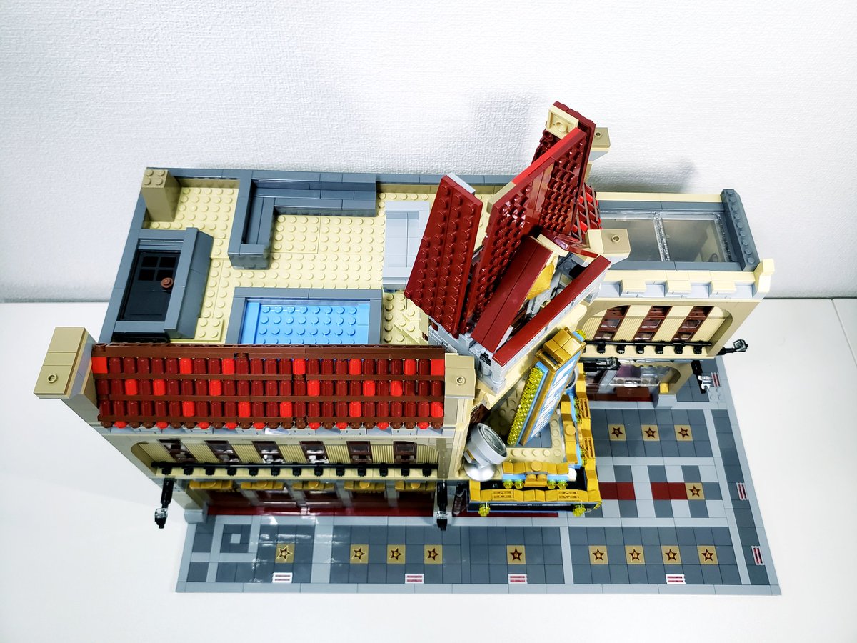 hayauma_lego's tweet image. 10232パレスシネマの2個増築、外観完成
元々何もなかった屋上に、プールとソファーでパリピスペース作ってみました笑

内装は余ったパーツでまた今度😄
外装も余りパーツ次第では変わるかも

#LEGO #レゴ #CreatorExpert #set10232 #PalaceCinema