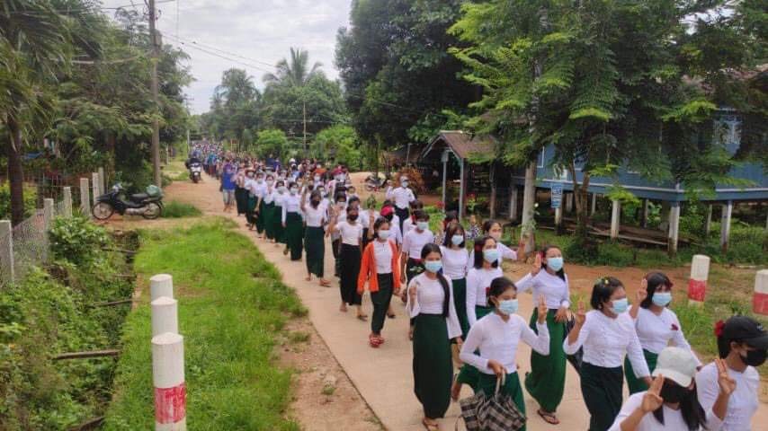 VoicesSpring's tweet photo. Protest Note 3
#June19Coup 

Military Terrorist set the gunfire to peaceful protest in Tanintharyi, Longlone Township, Lower Yae Phyu Village. But see the crowd. They will appear again tomorrow. Myanmar People will never stop for #Democracy

#WhatsHappeningInMyanmar https://t.co/ZOszXikA7n