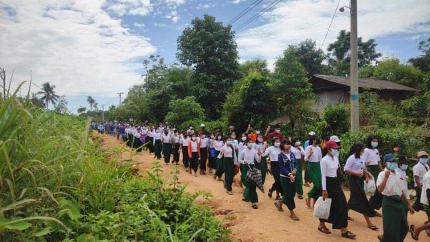 VoicesSpring's tweet photo. Protest Note 3
#June19Coup 

Military Terrorist set the gunfire to peaceful protest in Tanintharyi, Longlone Township, Lower Yae Phyu Village. But see the crowd. They will appear again tomorrow. Myanmar People will never stop for #Democracy

#WhatsHappeningInMyanmar https://t.co/ZOszXikA7n