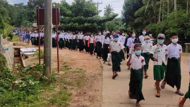 VoicesSpring's tweet photo. Protest Note 3
#June19Coup 

Military Terrorist set the gunfire to peaceful protest in Tanintharyi, Longlone Township, Lower Yae Phyu Village. But see the crowd. They will appear again tomorrow. Myanmar People will never stop for #Democracy

#WhatsHappeningInMyanmar https://t.co/ZOszXikA7n