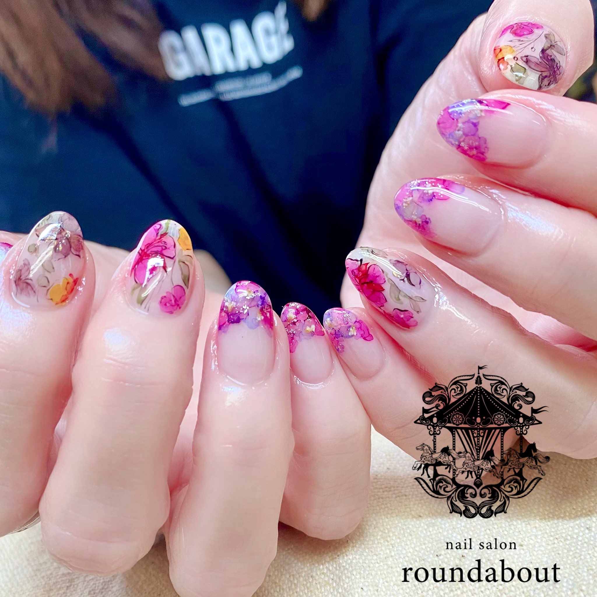 Nail Salon Roundabout 人気の紫陽花フレンチとエマックイーンフラワーを合わせたい というオーダー 紫陽花フレンチのクリア感と合わせるために 花柄もクリアベースにしてみたら ボタニカル感アップで夏らしくて これもまた可愛い 即興でまた