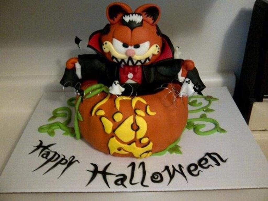 VAMPIRE GARFIELD Halloween Cake by Frosted Gems  via Cakes Decor
#GarfieldTheCatDay 
#GhastlyGastronomy
