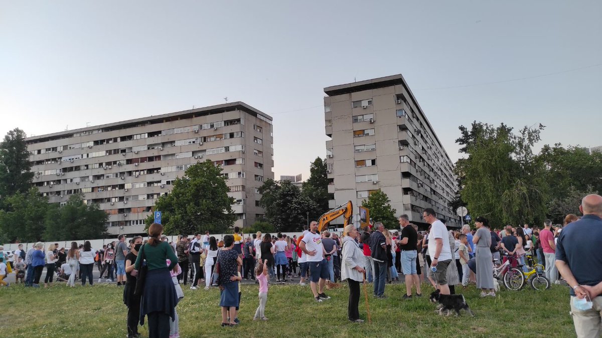 Blok37P's tweet photo. Podsetimo se Vesićevih reči od pre desetak dana.
Stanovnici bloka 37 čekaju da im se obrati grad.
Važeći GUP koji je usvojen 2016. godine, ne dozvoljava izgradnju tako velike zgrade ni po spratnosti, ni po gabaritu. 
#blok37 #novibeograd #Beograd #gradiliste #blokovi #stopgradnji https://t.co/jzJPWOpj3Q